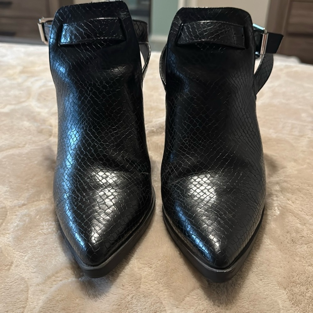 EUC SNAKESKIN BLACK BOOTIES